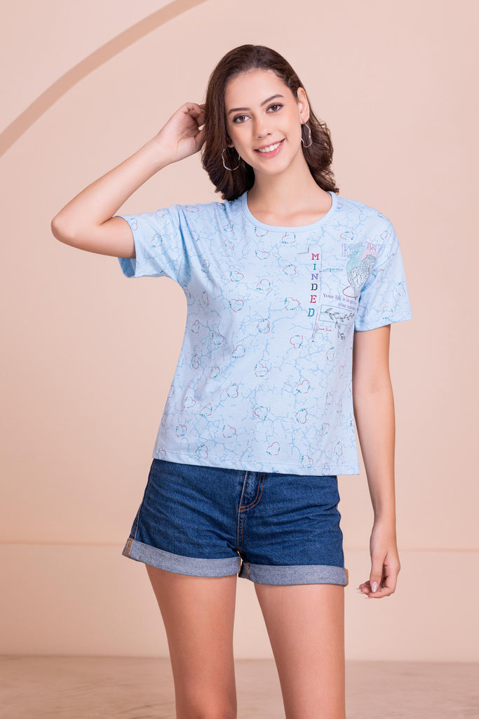 A woman wearing a round neck ,relaxed fit printed cotton top in sky Color